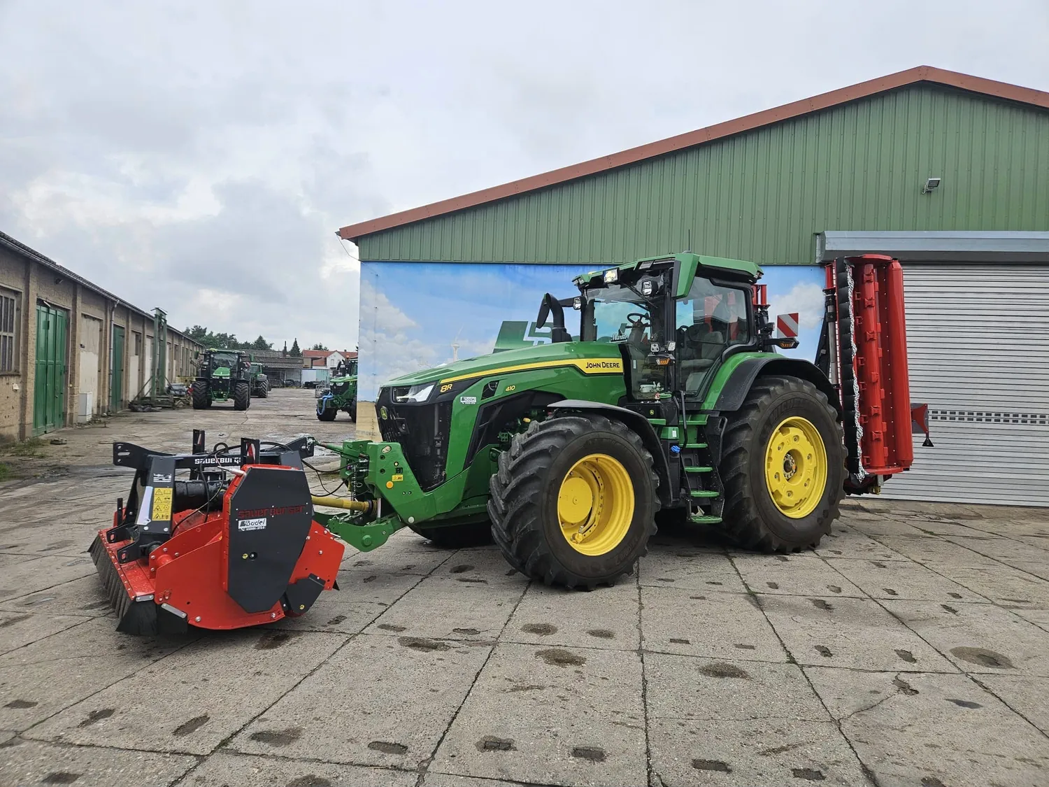John Deere Traktor mit Anbaugerät am LBadel-Standort